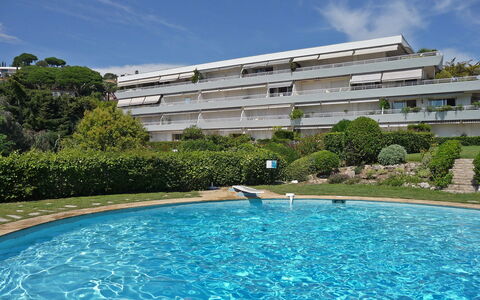 Les Hortensias: Water, Cloud, Sky, Building, Daytime, Property, Plant, Swimming Pool, Azure, Nature