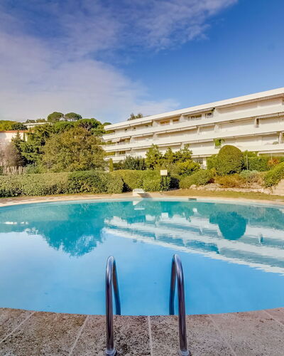 Les Hortensias: Swimming Pool, Property, Resort, Real Estate, Sky, Building, Vacation, Water, Leisure, House