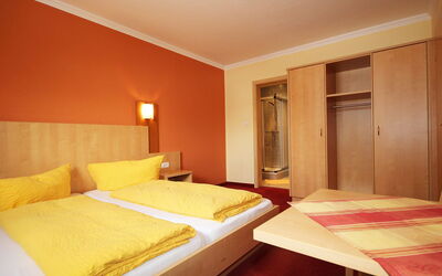 Accommodation:&nbsp;Leiter 100.3