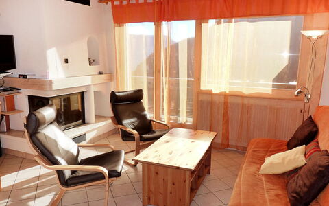 Hauts de Morthey No 33: Room, Furniture, Interior Design, Property, Building, Living Room, Floor, House, Ceiling, Curtain