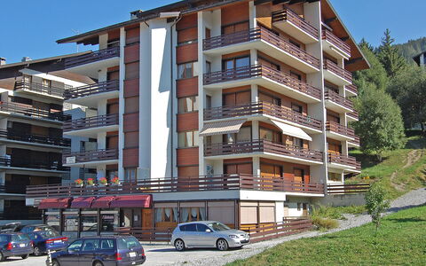 Zanfleuron A1: Car, Building, Wheel, Sky, Property, Window, Vehicle, Plant, Tower Block