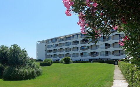 La Grande Motte 690: Plant, Building, Sky, Property, Flower, Botany, Nature, Vegetation, Urban Design, Tree