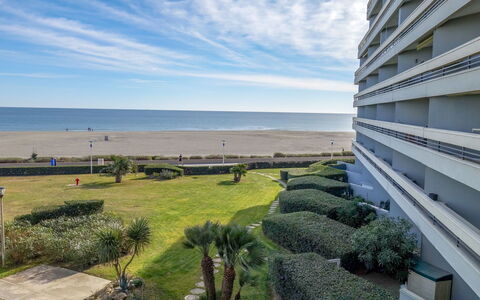 Canet-Plage 310: Cloud, Plant, Sky, Water, Azure, Building, Coastal And Oceanic Landforms, Urban Design, Condominium, Grass