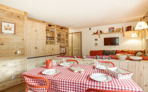Saint Gervais 181: Table, Furniture, Cabinetry, Property, Building, Chair, Tablecloth, Interior Design, Picture Frame, Decoration