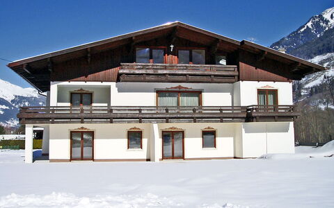 Bad Gastein 190: Sky, Building, Snow, Property, Window, Mountain, House, Tree, Slope, Plant