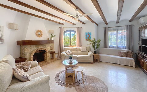 El Paradiso: Furniture, Interior Design, Couch, Flooring, Ceiling, Floor, Wood, Living Room, Table, Room