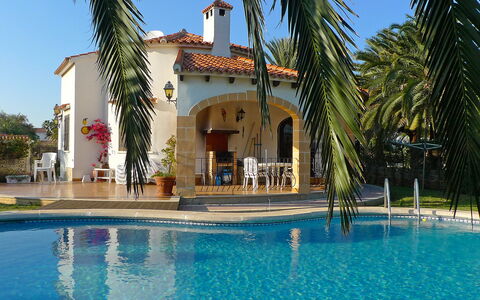 El Paradiso: Water, Sky, Building, Property, Plant, Tree, Azure, Swimming Pool, Body Of Water, House