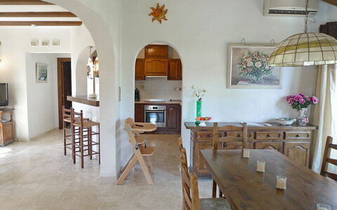El Paradiso: Room, Furniture, Building, Property, Interior Design, Floor, Dining Room, Ceiling, Table, House
