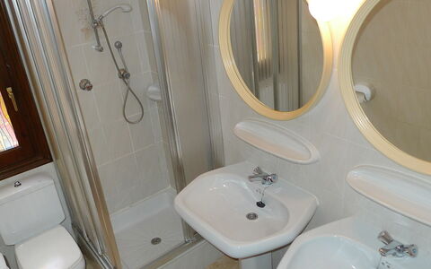 El Paradiso: Bathroom, Property, Room, Toilet, Plumbing Fixture, Tap, Bathroom Sink, Toilet Seat, Wall, Bathroom Accessory