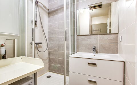 Les Rivages de Rochelongue: Bathroom, Room, Property, Tile, Tap, Interior Design, Floor, Architecture, Plumbing Fixture, Furniture