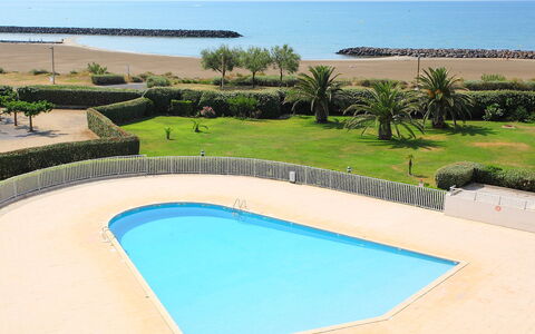 Les Rivages de Rochelongue: Plant, Water, Daytime, Property, Building, Swimming Pool, Azure, Sky, Tree, Body Of Water