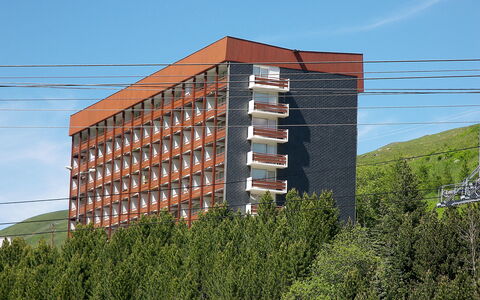 Les Menuires 420: Sky, Building, Daytime, Property, Window, Architecture, Tower Block, Vegetation, Urban Design, Condominium