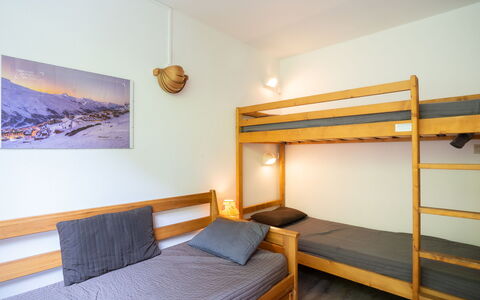 Les Menuires 420: Furniture, Property, Building, Comfort, Wood, Bed Frame, Lighting, House, Interior Design, Floor