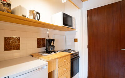 Les Lauzes A1 420.5: Cabinetry, Building, Furniture, Property, Countertop, Drawer, Wood, Chest Of Drawers, Interior Design, Kitchen