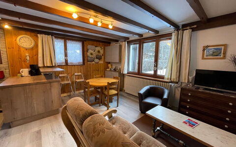 Maison Novel: Table, Furniture, Building, Comfort, Wood, Picture Frame, Interior Design, Couch, Floor, Living Room