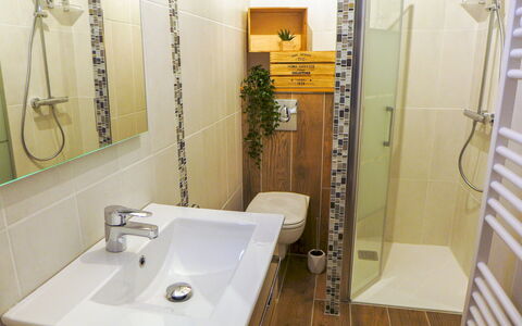 Maison Novel: Mirror, Tap, Sink, Plumbing Fixture, Bathroom Sink, Property, Bathroom, Building, Interior Design, Flooring