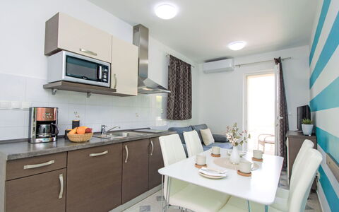 Accommodation:&nbsp;Aquanur 100.7