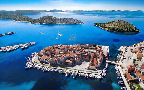 Tramontana: Water, Sky, Cloud, Water Resources, Azure, Tree, Natural Landscape, Beach, Coastal And Oceanic Landforms, Plant