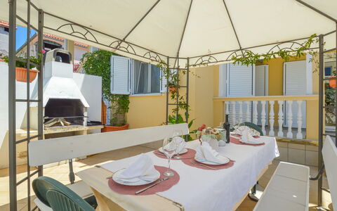 Valdor: Table, Furniture, Property, White, Chair, Shade, Decoration, Outdoor Furniture, Interior Design, Tableware