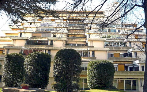 Château D'Arcadie: Residential Area, Apartment, Condominium, Suburb, Landscaping, Balcony, Hedge