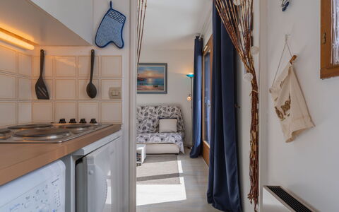 Cabourg 345: Cabinetry, Property, Picture Frame, Azure, Building, Countertop, Kitchen Stove, Interior Design, Wood, Gas Stove