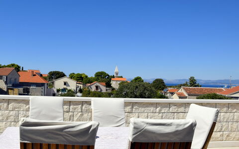 Margita: Sky, Building, Azure, Window, Tree, Shade, House, Residential Area, Horizon, Landscape
