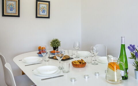 Dénia 475: Tableware, Table, Furniture, Chair, Food, Bottle, Dishware, Drinkware, Picture Frame, Wine Glass