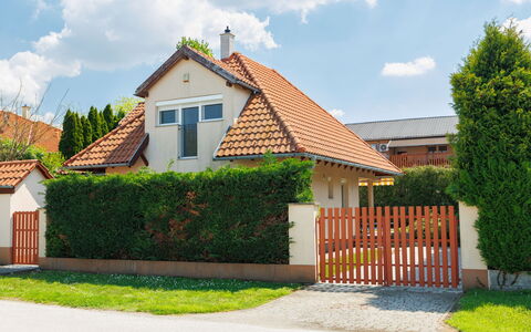 Perla: Sky, Building, House, Residential Area, Roof, Facade, Shrub, Home, Architecture, Human Settlement