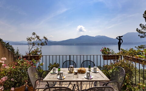 Residenza del Pascià: Body Of Water, Hill, Coastal And Oceanic Landforms, Flowerpot, Coast, Bank, Chair, Mountain Range, Sea