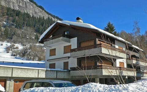 Valetta Sura: Sky, Building, Snow, Property, Window, Tree, Slope, House, Mountain, Freezing