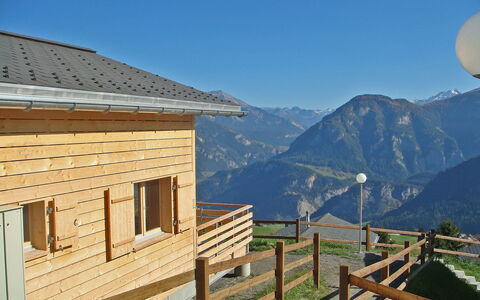 Maiensäss Komfort: Mountain, Mountainous Landforms, Property, Sky, House, Log Cabin, Mountain Range, Roof, Home, Building