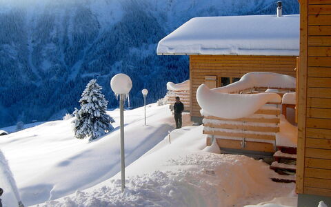 Maiensäss Komfort: Snow, Winter, Freezing, Property, Sky, Home, House, Ice, Blizzard, Log Cabin