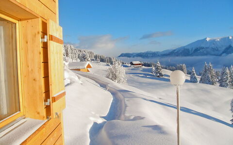 Maiensäss Komfort: Snow, Winter, Sky, Mountain, Property, Mountain Range, Slope, Geological Phenomenon, Piste, Real Estate