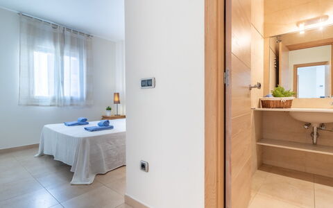 Empuriabrava 122: Room, Property, Bathroom, Building, Interior Design, Floor, Furniture, Suite, House, Tile