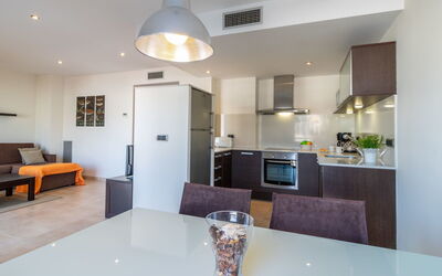 Accommodation:&nbsp;Del Port 122.5