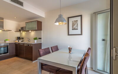 Accommodation:&nbsp;Del Port 122.5
