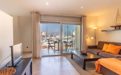Del Port 122.5: Room, Property, Furniture, Building, Interior Design, Floor, Suite, Real Estate, Living Room, Apartment