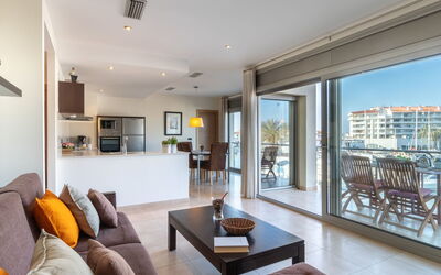 Del Port 122.1: Property, Room, Living Room, Furniture, Interior Design, Building, Real Estate, House, Ceiling, Home