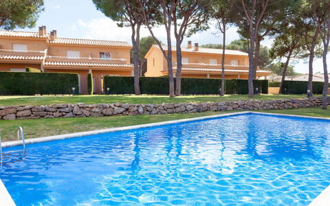 Juanes: Water, Plant, Sky, Property, Swimming Pool, Azure, Tree, Shade, Grass, Leisure