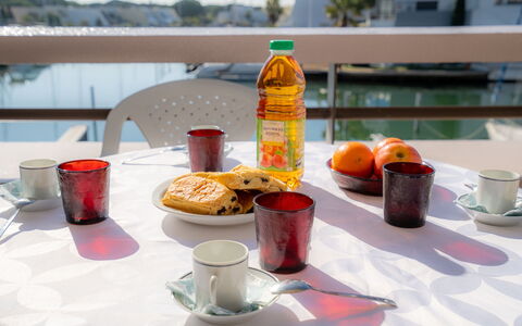Les Marinas D'Ulysse Iv: Tableware, Food, Table, Drinkware, Dishware, Cup, Window, Plate, Serveware, Drink