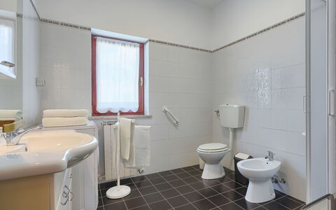 Licia: Plumbing Fixture, Property, Mirror, Purple, Bathroom, Toilet, Toilet Seat, Sink, Window, Bathroom Sink