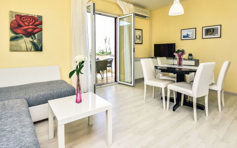 Pag Dinjiška 111: Table, Furniture, Picture Frame, Couch, Plant, Flower, Houseplant, Chair, Comfort, Living Room