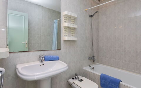 Residencial Cap de Grifeu: Tap, Plumbing Fixture, Sink, Mirror, Property, Bathroom Sink, Purple, Bathroom, Blue, Bathtub