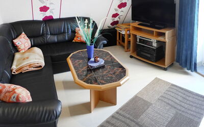 Meeresperle 158.3: Table, Furniture, Property, Couch, Flower, Plant, Comfort, Interior Design, Textile, Living Room