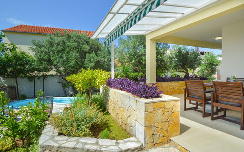 Darena: Plant, Sky, Building, Shade, Tree, Residential Area, Grass, Rectangle, Urban Design, Real Estate