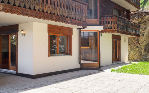 Nendaz 652: Property, Building, Plant, Wood, Door, Urban Design, Road Surface, Facade, Shade, Real Estate