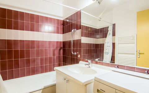 Les Indes Galantes: Plumbing Fixture, Building, Tap, Cabinetry, Sink, Furniture, Bathroom Cabinet, Bathroom, Interior Design, Bathroom Sink
