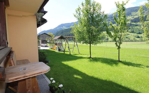 Christoph: Property, Green, Grass, Natural Landscape, Real Estate, Lawn, House, Tree, Yard, Building