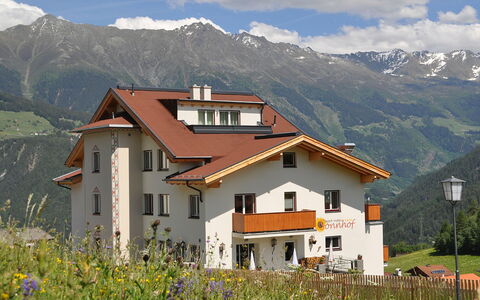 Fiss 600: Sky, Cloud, Mountain, Plant, Building, Ecoregion, Window, Nature, Natural Landscape, House