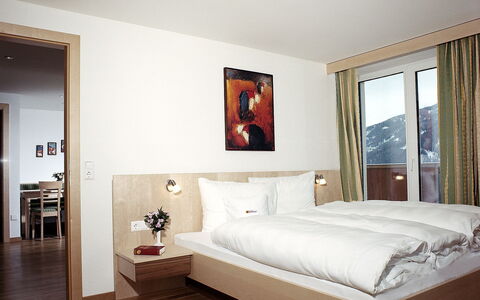 Fiss 600: Bedroom, Furniture, Bed, Room, Property, Bed Sheet, Interior Design, Mattress, Bed Frame, Floor